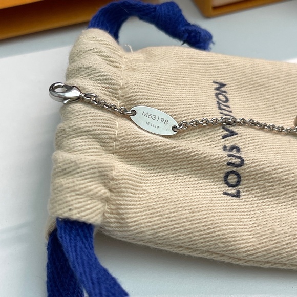 LOUIS VUITTON Essential V Bracelet metal Silver M63198 LV FULL SET - Picture 8 of 10